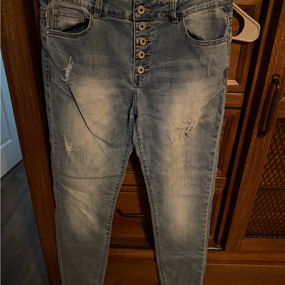 Q2 Women's Light Blue Distressed Straight-Leg Jeans